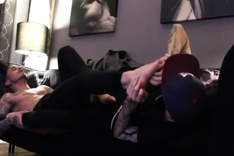 lusty Tatted man With admirable Feet acquires Worshiped And Cums