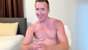 built American guy Tugs His pretty cock